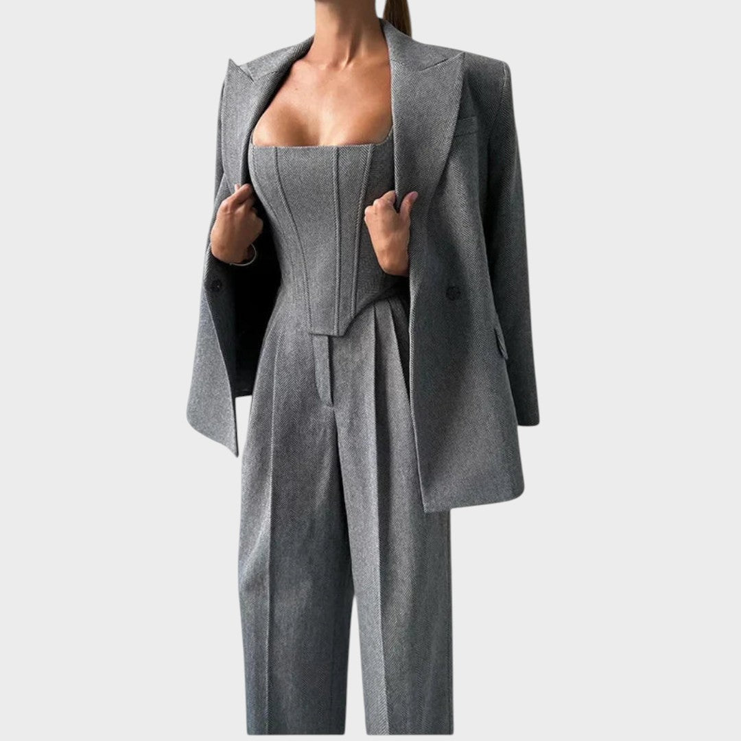 Karolina – Moćni Trodijelni Kostim